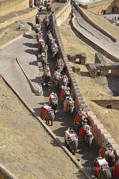 04 Fort_Amber_and Elephants,_Jaipur_DSC5127_b_H600